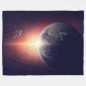 地球上空の宇宙飛行士 フリースブランケット (正面(横))