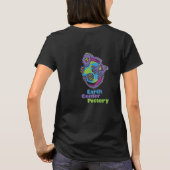 地球中心の陶器のTシャツのポケットロゴ Tシャツ (裏面)