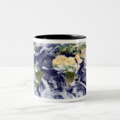 地球全体の真のカラー画像 ツートーンマグカップ (中央)