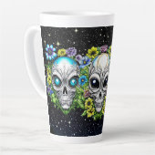 地球外のエイリアンスカルと花 カフェラテマグ (左アングル)