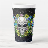 地球外のエイリアンスカルと花 カフェラテマグ (正面)