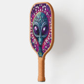 地球外の出会い:エイリアンの頭が囲まれた ピックルボールラケット (左)