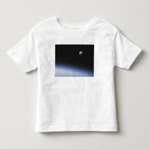 地球大気の上で目に見えるgibbous月 トドラーTシャツ