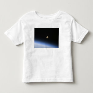 地球大気2の上で目に見えるgibbous月 トドラーTシャツ