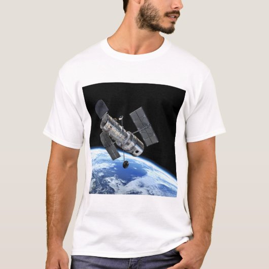 地球軌道上のハッブル宇宙望遠鏡 NASA写真 Tシャツ (正面)