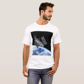 地球軌道上のハッブル宇宙望遠鏡 NASA写真 Tシャツ (正面フル)