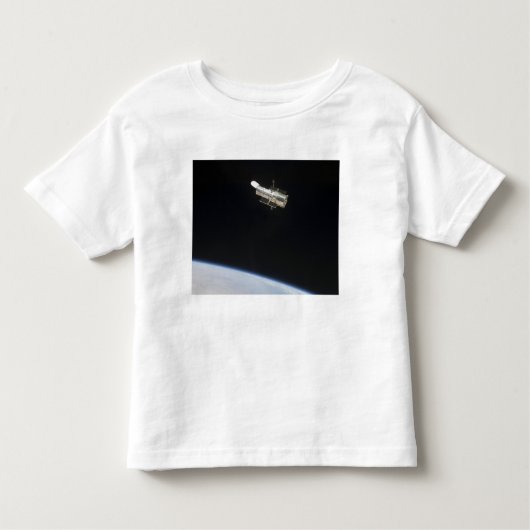 地球2の上の軌道上のハッブル宇宙望遠鏡 トドラーTシャツ (正面)