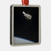 地球2の上の軌道上のハッブル宇宙望遠鏡 メタルオーナメント (右)