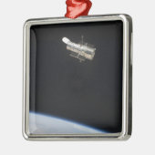 地球2の上の軌道上のハッブル宇宙望遠鏡 メタルオーナメント (左)