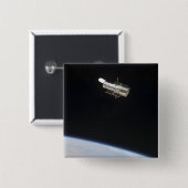 地球2の上の軌道上のハッブル宇宙望遠鏡 缶バッジ (正面&裏面)