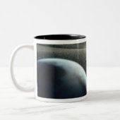 地球、小惑星帯および星 ツートーンマグカップ (左)