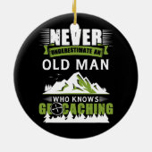 地理学の宝を知る老人 セラミックオーナメント (裏面)