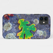 地衣類で覆われた岩の上のオークの葉とどんぐり Case-Mate iPhoneケース (裏面(横))