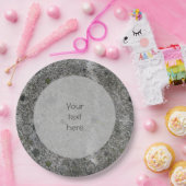 地質学灰色の花崗岩とモス詳細任意の文字 ペーパープレート (パーティー)