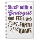 地質学者と地感じ震とともに眠る ノートブック (正面)