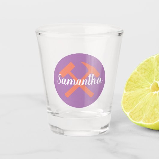 地質学者のロックハンマーと名パーソナライズされた前 ショットグラス (正面)