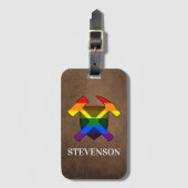 地質学者のロックハンマーとLGBTレインボーフラッグのロゴ ラゲッジタグ (正面縦)
