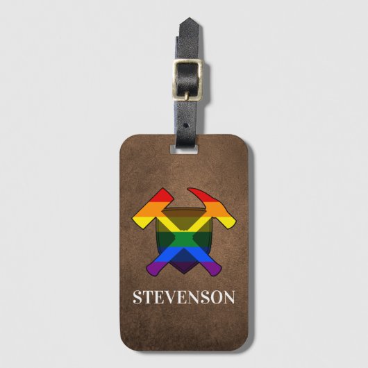 地質学者のロックハンマーとLGBTレインボーフラッグのロゴ ラゲッジタグ (正面縦)