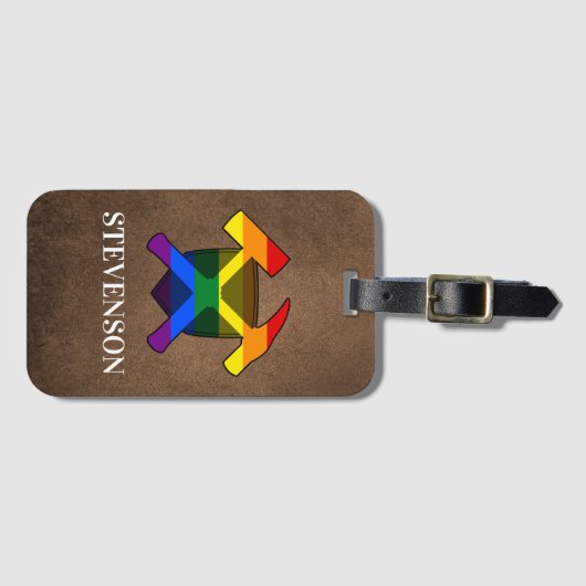 地質学者のロックハンマーとLGBTレインボーフラッグのロゴ ラゲッジタグ (正面横)