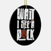 地質学者の岩を叩く地球を待つ私は岩を見る セラミックオーナメント (右)