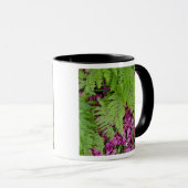 地面にピンクの花の花びらを持つ森林シダ マグカップ (正面右)