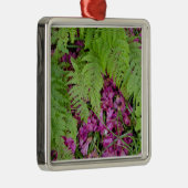 地面にピンク色の花の花びらがある森林シダ メタルオーナメント (右)