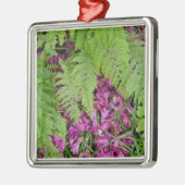 地面にピンク色の花の花びらがある森林シダ メタルオーナメント (左)