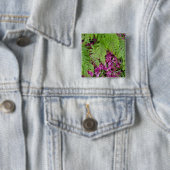 地面にピンク色の花の花びらがある森林シダ 缶バッジ (インサイチュ)