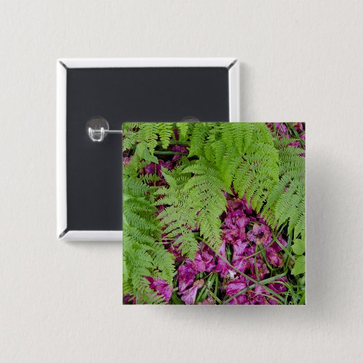 地面にピンク色の花の花びらがある森林シダ 缶バッジ (正面&裏面)