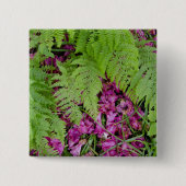 地面にピンク色の花の花びらがある森林シダ 缶バッジ (正面)