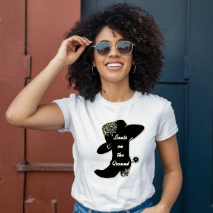 地面にブーツ – フローラカウボーイハット、ブーツ Tシャツ
