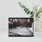 地面に割れたガラスが放置された列車のポストカード ポストカード (スタンド正面)