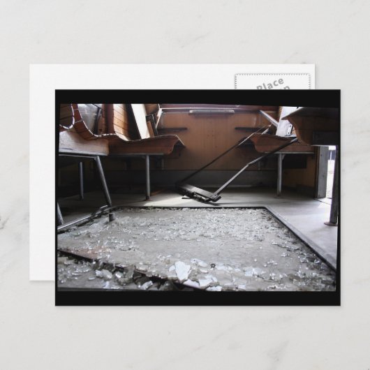 地面に割れたガラスが放置された列車のポストカード ポストカード (正面/裏面)