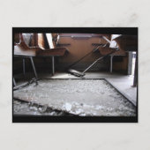 地面に割れたガラスが放置された列車のポストカード ポストカード (正面)