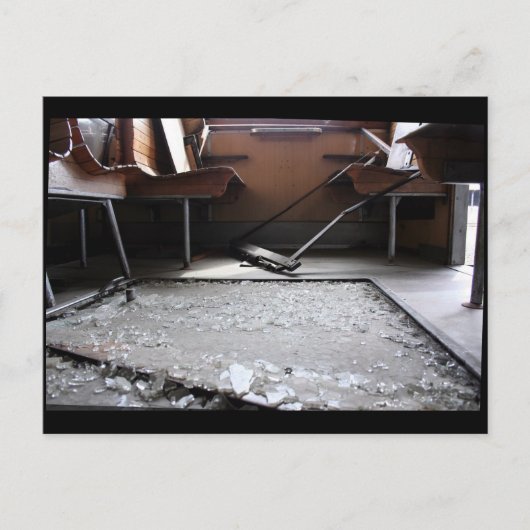 地面に割れたガラスが放置された列車のポストカード ポストカード (正面)