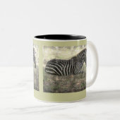地面に座るゼブラ/PHOG/ DIG.MANIP ツートーンマグカップ (正面右)