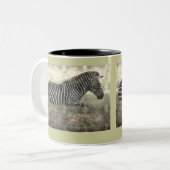 地面に座るゼブラ/PHOG/ DIG.MANIP ツートーンマグカップ (正面左)