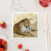 地面に横たわるジャガーのクローズアッププロファイルポートレート スタンダードカクテルナプキン (インサイチュ)