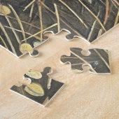 地面に突き出る ジグソーパズル (側面)