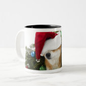 坐るサンタの帽子を身に着けている柴犬犬 ツートーンマグカップ (正面左)