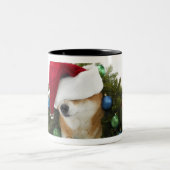 坐るサンタの帽子を身に着けている柴犬犬 ツートーンマグカップ (中央)