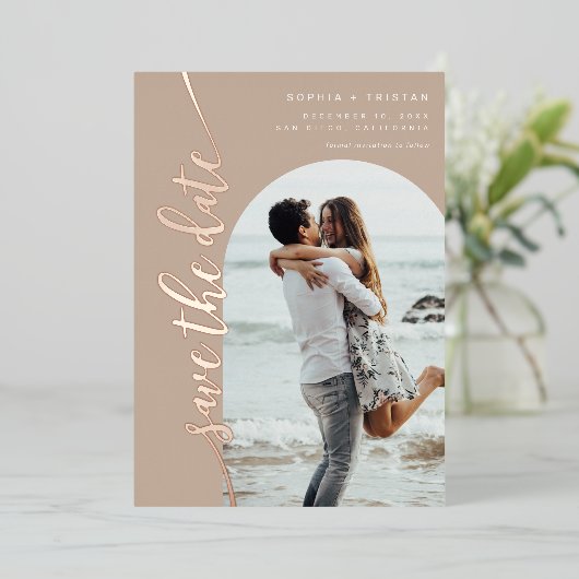 垂直アーチ写真のTaupe日付を保存 箔招待状 (立ち正面)