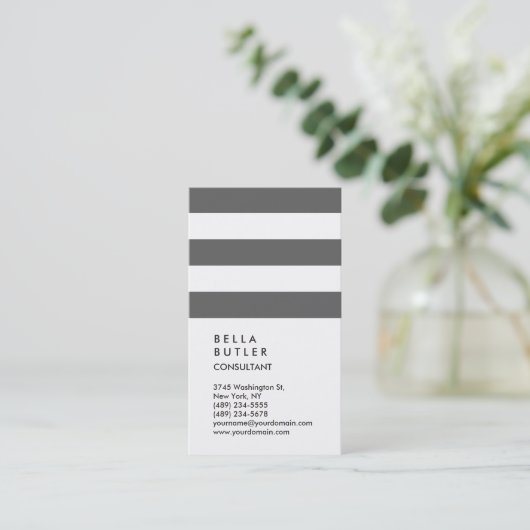 垂直ホワイトグレーストライプのトレンディーコンサルタント 名刺 (スタンド正面)
