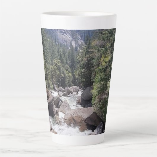 垂直秋の下流ビュー カフェラテマグ (正面)