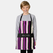 垂直線ブラックピンクアモウアイソメパターン エプロン (着用した状態)