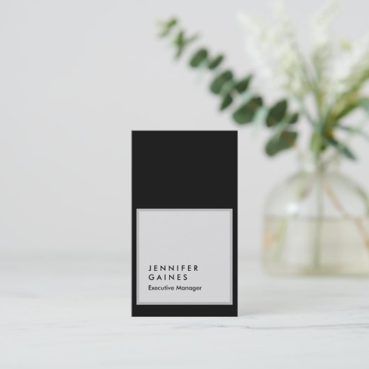 垂直黒灰色のプレーンモダンマネージャ 名刺 (スタンド正面)