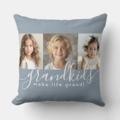 埃っぽいブルーの孫たちが人生のグランドフォトコラージュを作る クッション (正面)