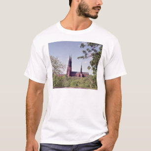 城からのウプサラのカテドラルの眺め Tシャツ