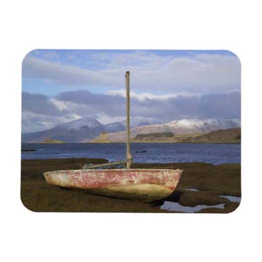 城のストーカーと魚釣りボート マグネット (横)