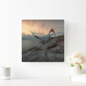 城の丘の灯台の日没 スクエア壁時計 (ホーム)